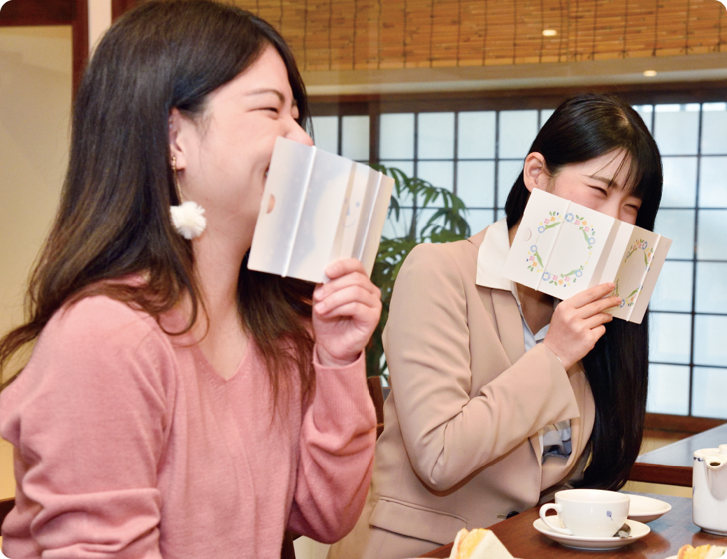 女性二人がマスク会食